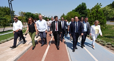 Başkan Dutlulu Akhisar’da Asfalt Çalışmalarını İnceledi, Esnafla Buluştu