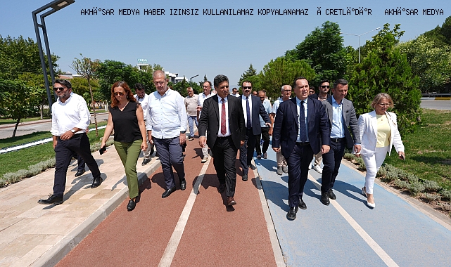 Başkan Dutlulu Akhisar’da Asfalt Çalışmalarını İnceledi, Esnafla Buluştu