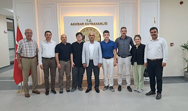 LGS ve YKS Şampiyonları Kaymakam Mustafa Can'dan Ödül Aldı