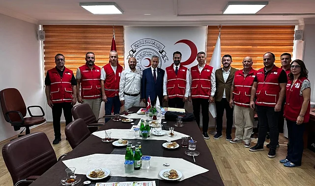 Bülent Arınç'tan Türk Kızılay Manisa'ya Destek Ziyareti