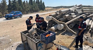 Saruhanlı'da Elektrik Direği Demirlerini Çalan 2 Kişi Suçüstü Yakalandı