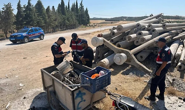 Saruhanlı'da Elektrik Direği Demirlerini Çalan 2 Kişi Suçüstü Yakalandı