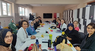 AK Parti’den Öğretmenler Günü’nde Anlamlı Ziyaret