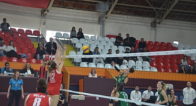 AKHİSAR BELEDİYE KADIN VOLEYBOL TAKIMI 5 TE 5 YAPTI BAYRAKLI BELEDİYE’YE SET VERMEDİ 3-0