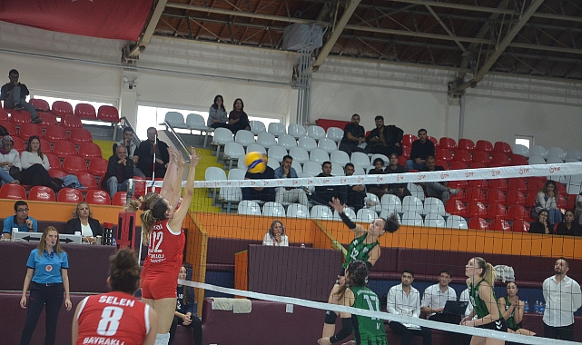 AKHİSAR BELEDİYE KADIN VOLEYBOL TAKIMI 5 TE 5 YAPTI BAYRAKLI BELEDİYE’YE SET VERMEDİ 3-0