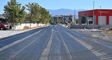 Akhisar’da 167. Sokakta Sıcak Asfalt Çalışmaları Başladı