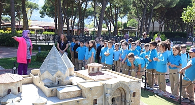 AKHİSARLI ÖĞRENCİLER ŞEHZADELERPARK’TA TARİH VE KÜLTÜRLE BULUŞTU