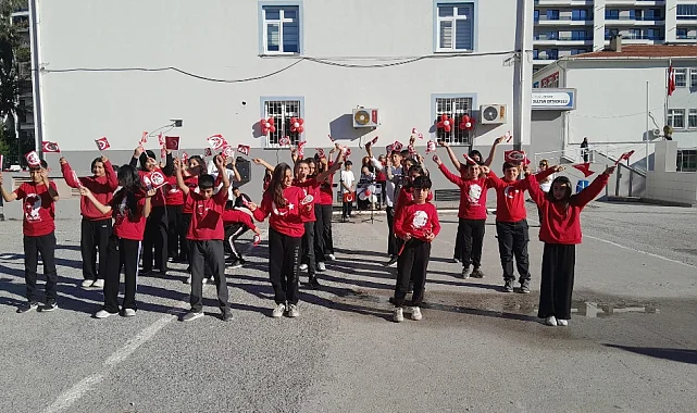 Hafsa Sultan İlkokulu'nda Cumhuriyet sevgisi sahneye taşındı