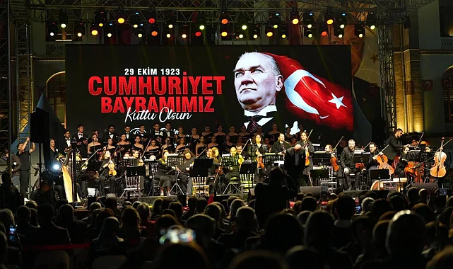 Manisa'da Cumhuriyet coşkusu meydanlara sığmadı