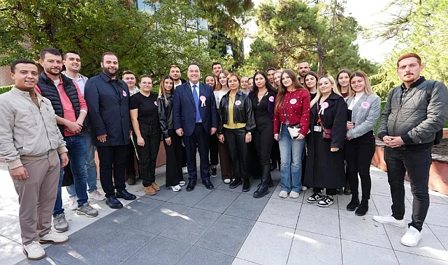 Meme Kanseri için Pembe Çiçekler Toprakla Buluştu