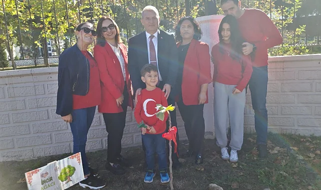 Minik eller Cumhuriyet için fidan dikti
