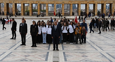 NAMIK OĞUL ORTAOKULU ANITKABİR’DE RESMİ TÖREN DÜZENLEDİ