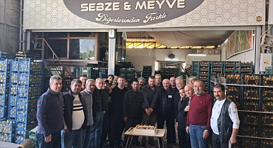 Özkaymak Sebze Meyve 5.Yılını Pasta Keserek kutladı
