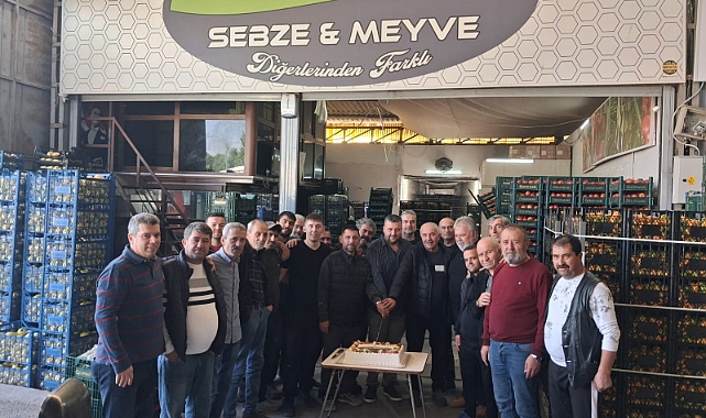 Özkaymak Sebze Meyve 5.Yılını Pasta Keserek kutladı