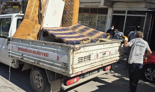 Şehzadeler Belediyesi'nden "Çöp Ev"e Temizlik Müdahalesi