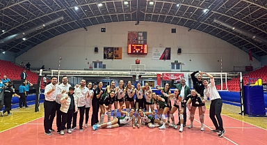 AKHİSAR BELEDİYE SPOR VOLEYBOL GALİP 3-0 