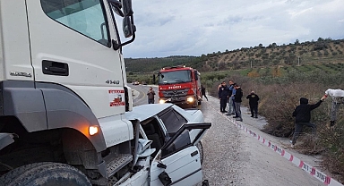 Akhisar'da Kamyon ile Otomobil Çarpıştı Bir Kişi Hayatını Kaybetti