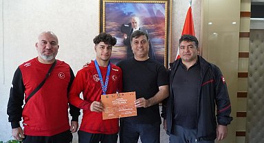 İl Müdürü Yunus Öztürk'ten Milli Güreşçiye Anlamlı Tebrik