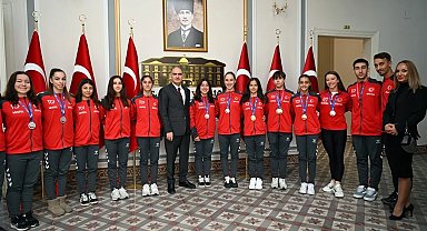 Manisa'nın Şampiyon Cimnastikçileri Vali Özkan'ı Ziyaret Etti