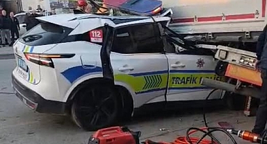Polis aracı TIR'a çarptı: 1 şehit, 1 yaralı
