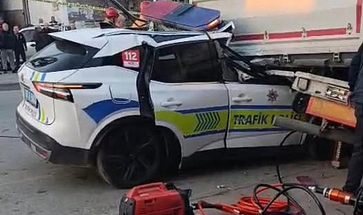 Polis aracı TIR'a çarptı: 1 şehit, 1 yaralı