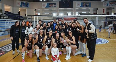 Turgutlu Belediyespor Kadın Voleybol Takımı, Türkoğlu Spor'u 3-0 Mağlup Etti