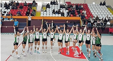 Voleybol'da Akhisar Belediye Namağlup Yoluna Devam Ediyor