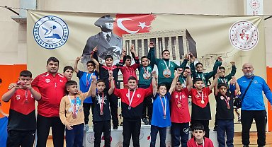 Yunusemreli Güreşçiler Kuşadası'ndan Şampiyonlukla Döndü