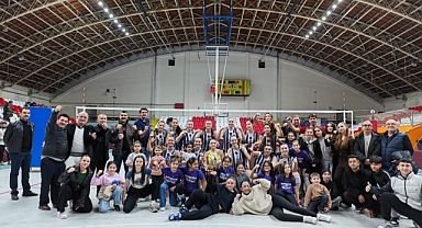 Akhisargücü Kadın Voleybol Takımı İzmir Bayraklı belediye Kadın Voleybol Takımını Set Vermeden Kazandı 3-0