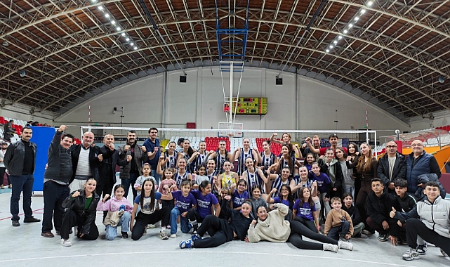 Akhisargücü Kadın Voleybol Takımı İzmir Bayraklı belediye Kadın Voleybol Takımını Set Vermeden Kazandı 3-0