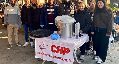 CHP Akhisar Gençlik Kolları pazarda çorba ikram etti