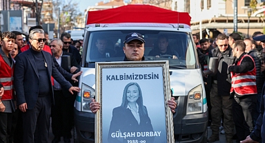  CHP GENEL BAŞKANI ÖZGÜR ÖZEL, ŞEHZADELER BELEDİYE BAŞKANI GÜLŞAH DURBAY’IN CENAZE TÖRENİNE KATILDI