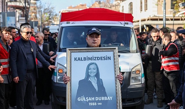 CHP GENEL BAŞKANI ÖZGÜR ÖZEL, ŞEHZADELER BELEDİYE BAŞKANI GÜLŞAH DURBAY’IN CENAZE TÖRENİNE KATILDI