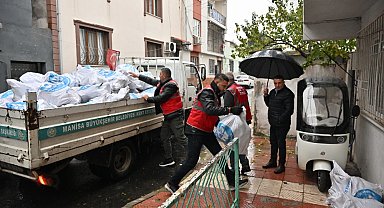 Manisa Büyükşehir'den İhtiyaç Sahiplerine Odun Yardımı