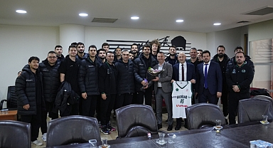 Akhisar Belediyespor Basketbol Takımından Başkan Kayserili’ye Ziyaret