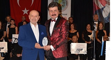 AKHİSARLILAR KÜLTÜR VE DAYANIŞMA DERNEĞİ TSM KOROSU KARŞIYAKA'DA KONSER VERDİ.