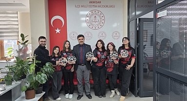 Manisa'nın ilk Drone Futbol Takımı olan Akhisar Kendin Yap Atölyesi Drone Futbol Takımı, büyük sahneye çıkmaya hazır!