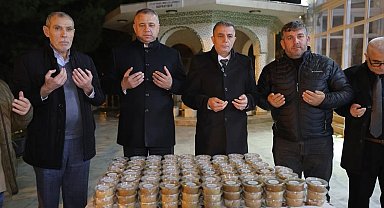 Şehzadeler'de Miraç Kandili helva ikramı