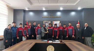 Sporcu Öğrencilerden İlçe Milli Eğitim Müdürü Mükremin KARASU'ya Ziyaret 