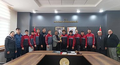 Sporcu öğrencilerden Mükremin Karasu'ya ziyaret