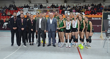 AKHİSAR BELEDİYE KADIN VOLEYBOLCULARI 1. LİGE ÇIKMAK İÇİN PARKEDE