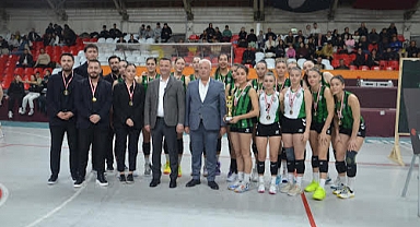 AKHİSARLI SPORSEVERLER VOLEYBOLA DOYDULAR