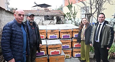 Büyükşehir, Selden Etkilenen Arıcıya 40 Kovan Desteği Sağladı