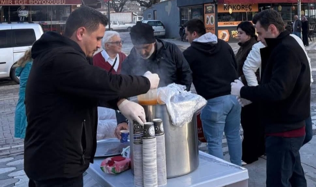 CHP AKHİSAR GENÇLİK KOLLARI'NDAN PAZARYERLERİNDE ÇORBA İKRAMI