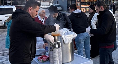 CHP AKHİSAR GENÇLİK KOLLARI'NDAN PAZARYERLERİNDE ÇORBA İKRAMI