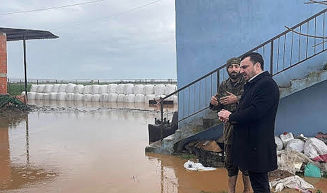CHP’Lİ BAŞEVİRGEN, MANİSA’DA ETKİLİ OLAN YAĞIŞ SONRASI ÜRETİCİLERİ ZİYARET ETTİ. AFETİ YAŞAYAN MANİSA’DA BESİ ÇİFTLİKLERİNİ, TARIM ARAZİLERİNİ, EVLERİ SU BASTI ÜRETİCİ DESTEK BEKLİYOR