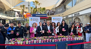 8 Mart kadınlar gününde Novada AVM de ziyaretçilere 5000 adet çiçek hediye edildi.