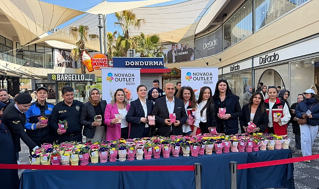8 Mart kadınlar gününde Novada AVM de ziyaretçilere 5000 adet çiçek hediye edildi.