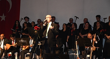 Akhisar'da Türkülerle Dolu Duygusal Bir Gece