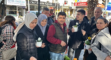 CHP Akhisar Gençlik Kolları’ndan Kadınlara 8 Mart Çiçeği
